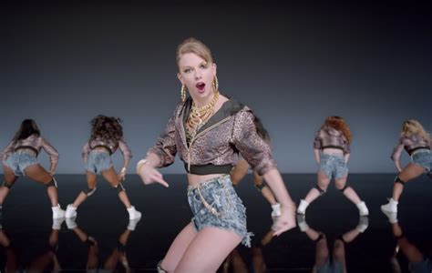  Shake It Off,  Taylor Swift'ın Enerjik Vokalleriyle Dolu Bir Pop Şarkısı